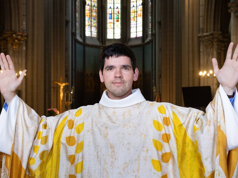 Zoveel verdient Birger (34) als jongste priester van West-Vlaanderen: “Ik woon gewoon in een huurappartement”