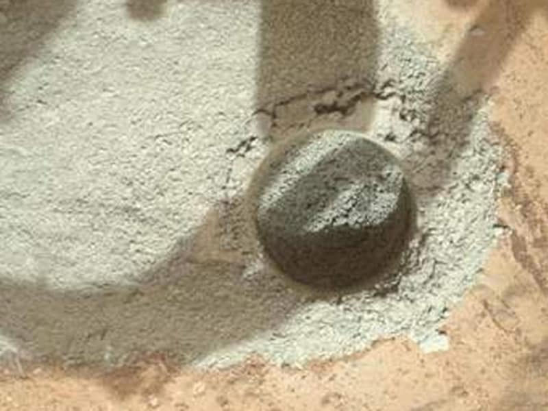 Het gat dat Curiosity in het Marsoppervlak boorde.