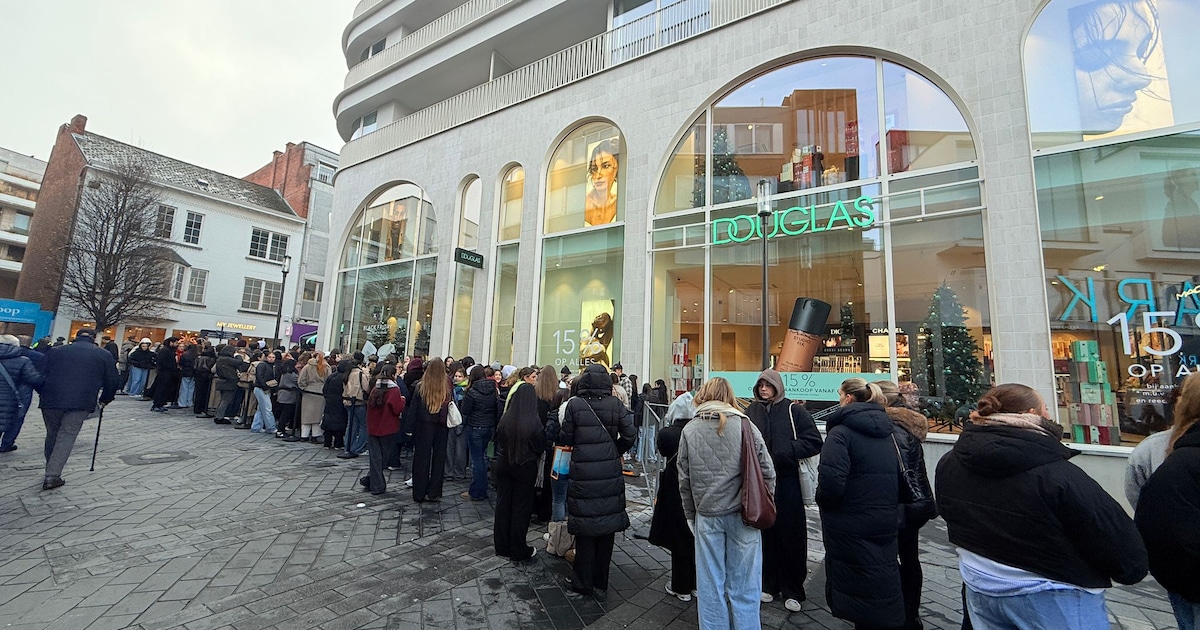 Eerste klanten stonden al om 1 uur ‘s nachts aan te schuiven: opening van Douglas-winkel in Hasselt 