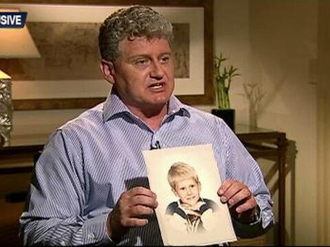 Lon Snowden houdt een afbeelding van zijn zoon omhoog.