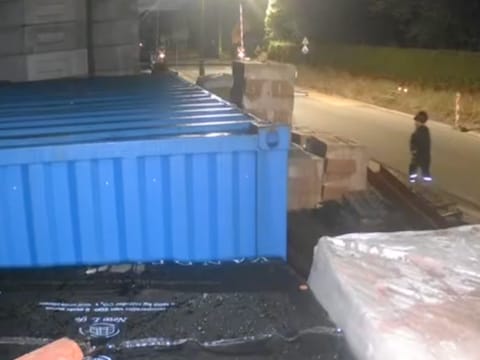 Een beeld van de verdachte, op het moment dat hij wegloopt van de container waar hij ingebroken heeft.