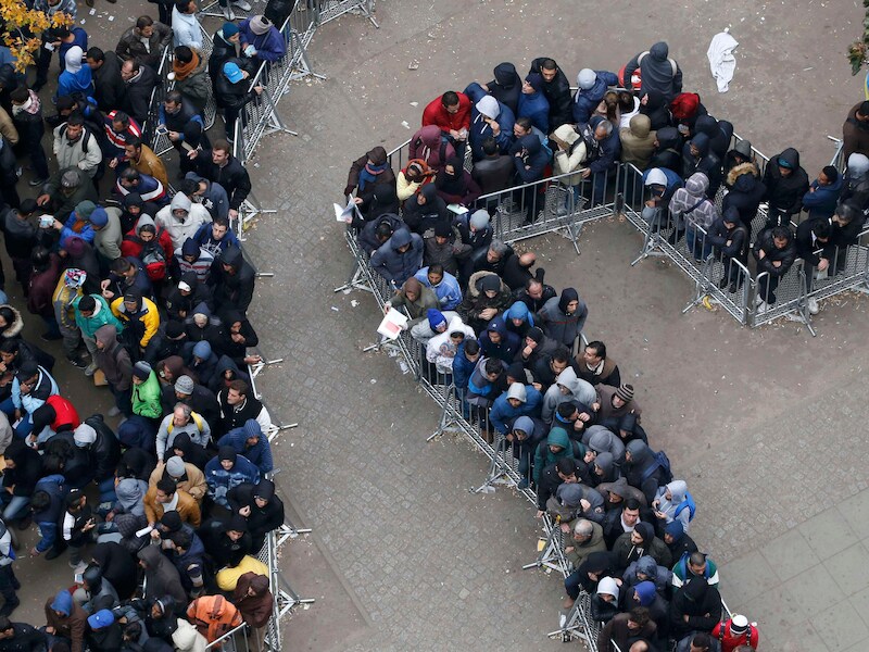 Vluchtelingen staan in de rij om zich te laten registreren in Berlijn.