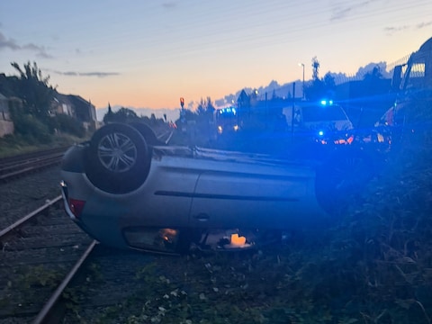 De wagen belandde op zijn dak op de spoorweg in Gent.