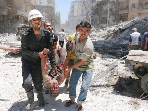 De Syrische stad Aleppo werd gisteren opnieuw getroffen door een aanval met vatbommen. Zeker twintig mensen kwamen om het leven.