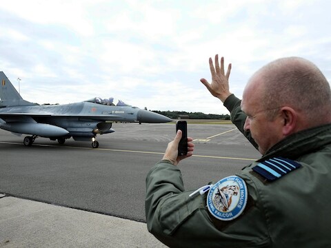 Een F-16 vertrekt richting Irak, eind september op de militaire basis van Florennes.