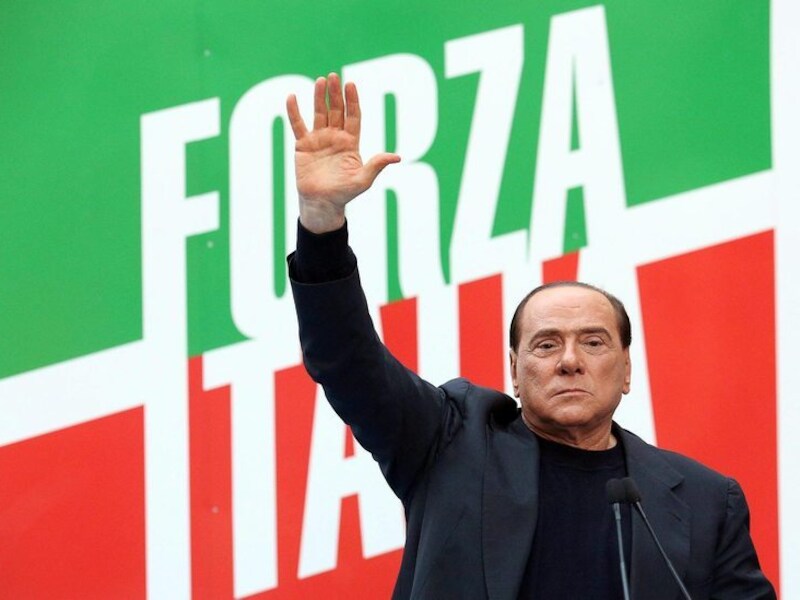 Berlusconi begroet zijn supporters.