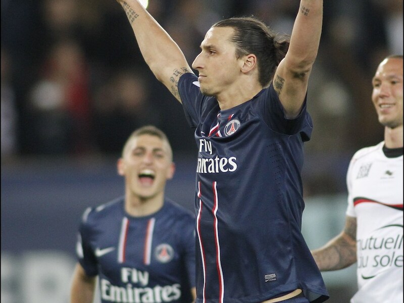 Ibrahimovic viert één van zijn vele doelpunten