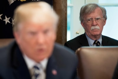 Ex-veiligheidsadviseur Trump ontkent in rechtbank meenemen geheime documenten