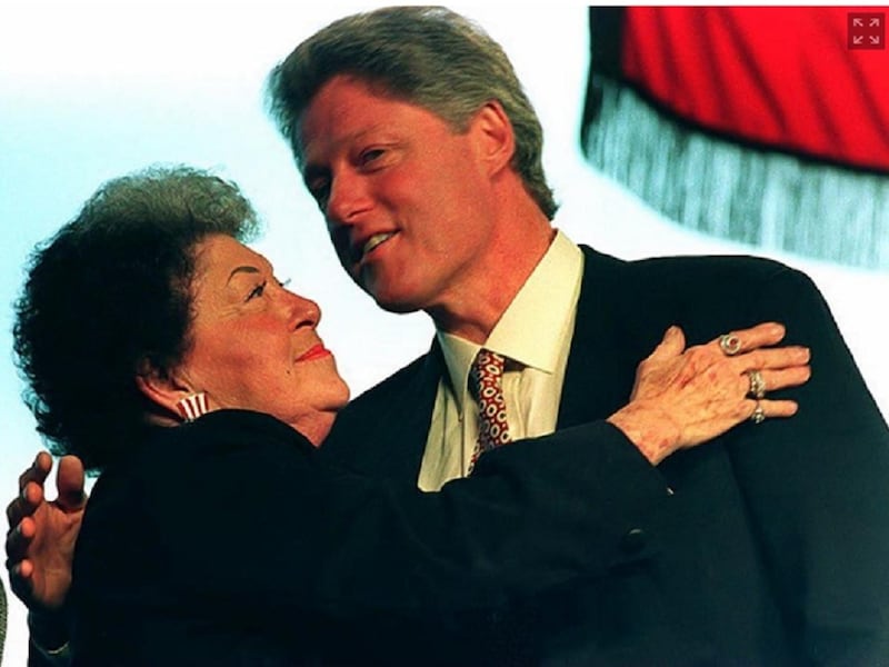 Bill Clinton samen met zijn moeder, Virginia Kelley.