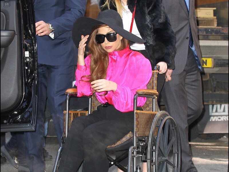 Lady Gaga in een opmerkelijke rolstoel van Louis Vuitton