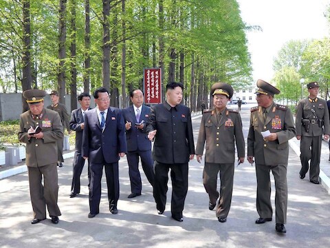 De Noord-Koreaanse leider Kim Jong-un met enkele hooggeplaatste militairen.