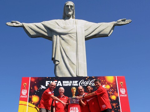 De WK-beker bij het Christusbeeld in Rio de Janeiro.