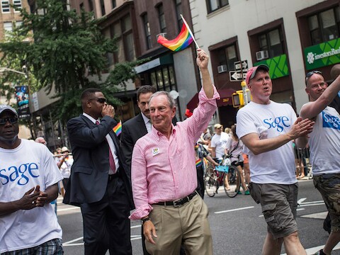 Burgemeester van New York, Michael Bloomberg, wandelt mee in de Gay Pride, die dit jaar extra feestelijk was dankzij de beslissing van het Amerikaanse hooggerechtshof om de Defence Of Marriage Act op te heffen.