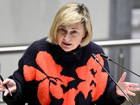 De Vlaamse minister van Binnenland Hilde Crevits (CD&V) wil dat ambtenaren weer minstens halftijds op kantoor werken.