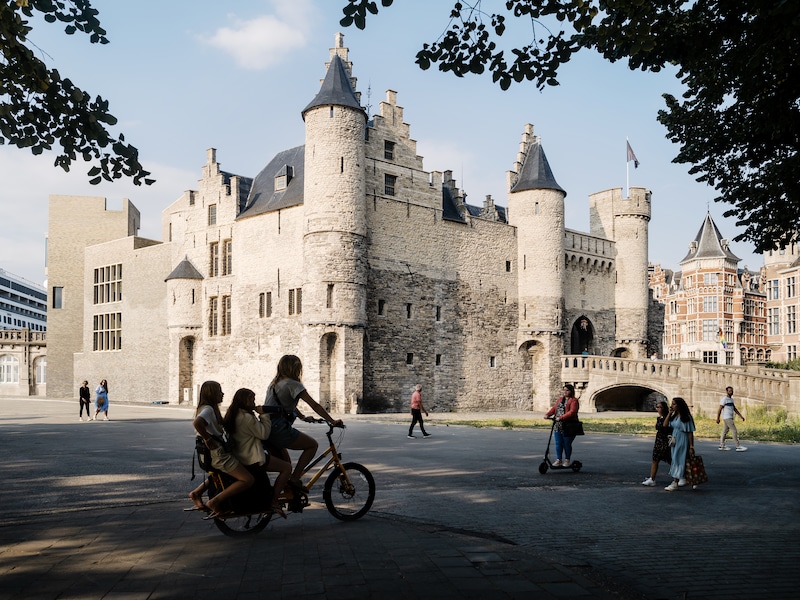 Het vernieuwde Steen blaast vijf kaarsjes uit. 