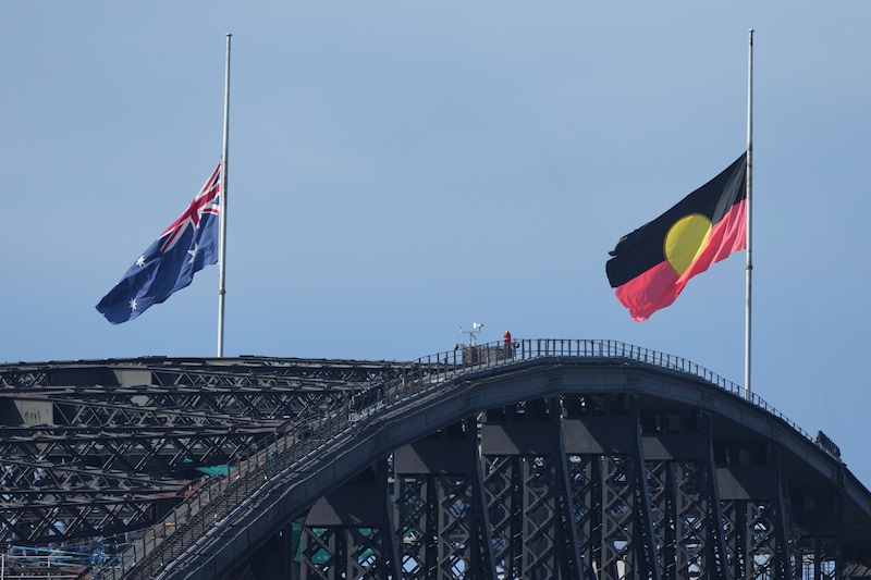 Las banderas ondean a media asta en el famoso Puente del Puerto de Sydney. (21/12/25) 