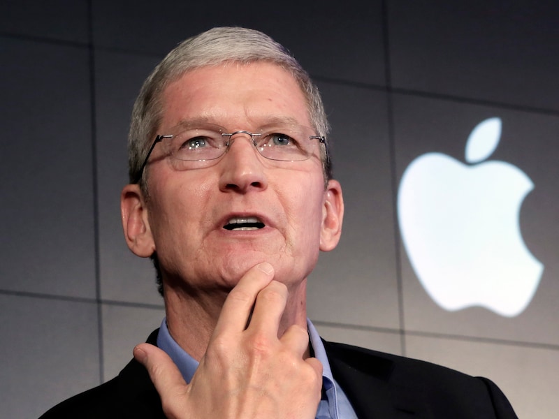 Tim Cook, CEO van Apple, wil geen commentaar geven op de geruchten over een autoproject.