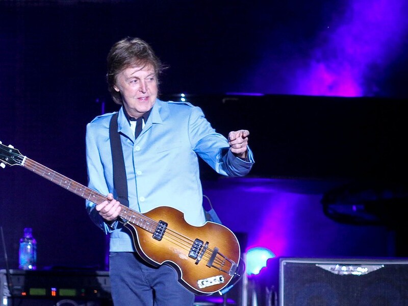 De Britse voormalige Beatle Paul McCartney op het podium in Brazilië.