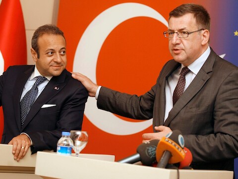De Turkse EU-minister Egemen Bagis (L) naast onze Minister van Buitenlandse Zaken Steven Vanackere (CD&amp;V).