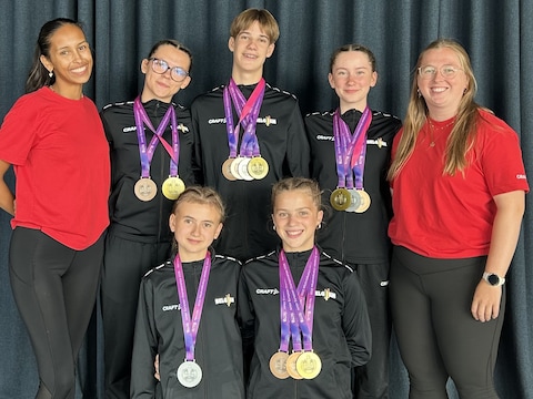 Assya Hussein (trainster), Lily Allaert, Mats De Buck, Lore Bocquez, Cinder Neyens (trainster)
onder: Asa Corveleyn, Rosa Vanheste van Rope Skipping Oostende 