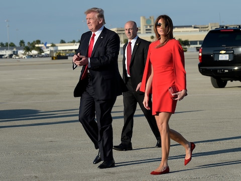 Melania in een rode jurk van Givenchy op vrijdag 3 februari 2017.
