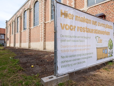 Groen gekapt aan de Begijnhofkerk om plaats te maken voor een werfzone