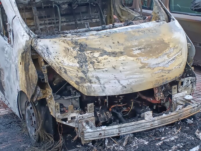 Auto brandt uit op parking aan Paterskerk: “Deskundige onderzoekt of er ...