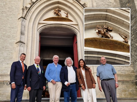 Burgemeester, kerkfabriek, de kunstenaar, sopraan en rector samen op de trappen van de Sint-Hermesbasiliek bij het gloednieuwe bronzen beeld.