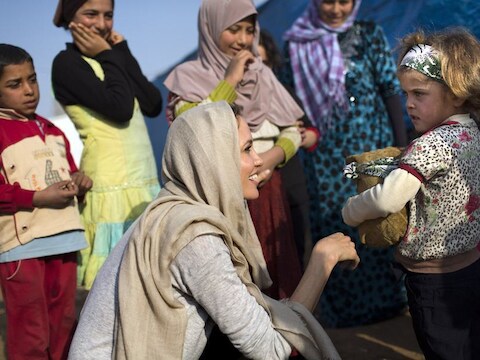 Angelina Jolie gisteren tijdens haar ontmoeting met Syrische vluchtelingen in de Bekaa-vallei.
