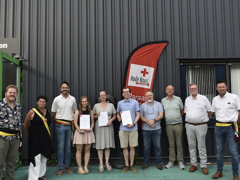 Rode Kruis Kalken met burgemeester Andy De Cock, schepenen Roos Locquet, Gertjan De Wilde, Filip De Landtsheer en drie geslaagde cursisten.
