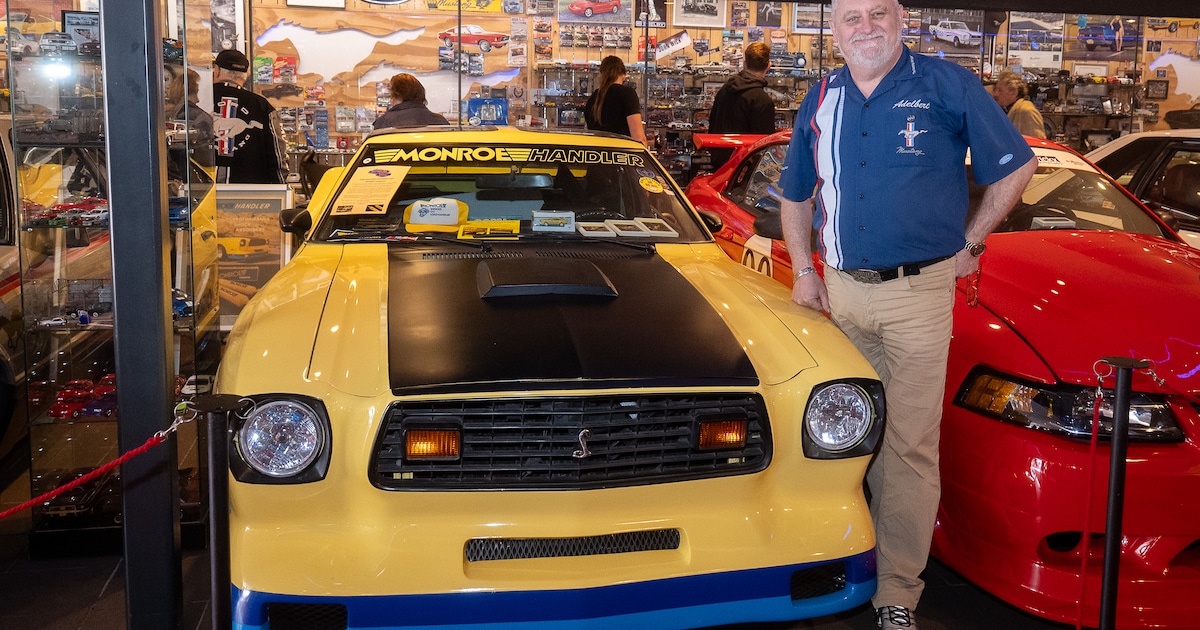12.000 mini-Mustangs en 21 échte wagens: Adelbert (64) uit Heusden-Zolder tovert garage om tot museu
