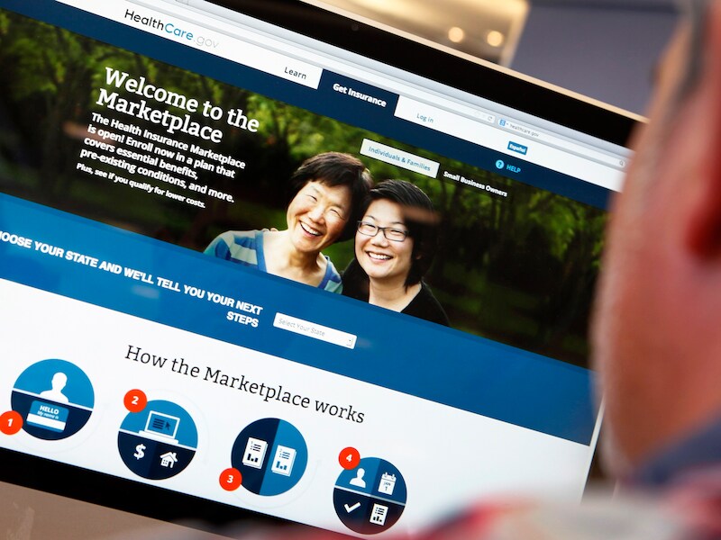 Een man probeert op de site van Obamacare in te loggen.