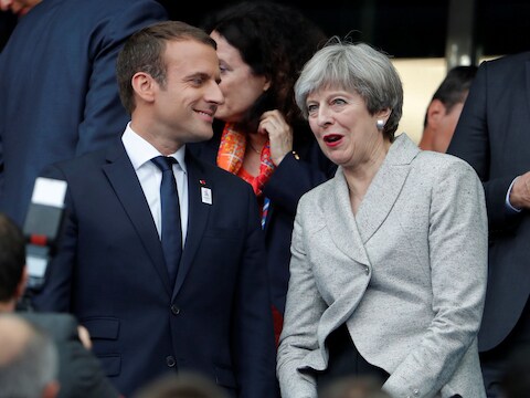 De Franse president Emmanuel Macron en de Britse premier Theresa May vanavond in Parijs.
