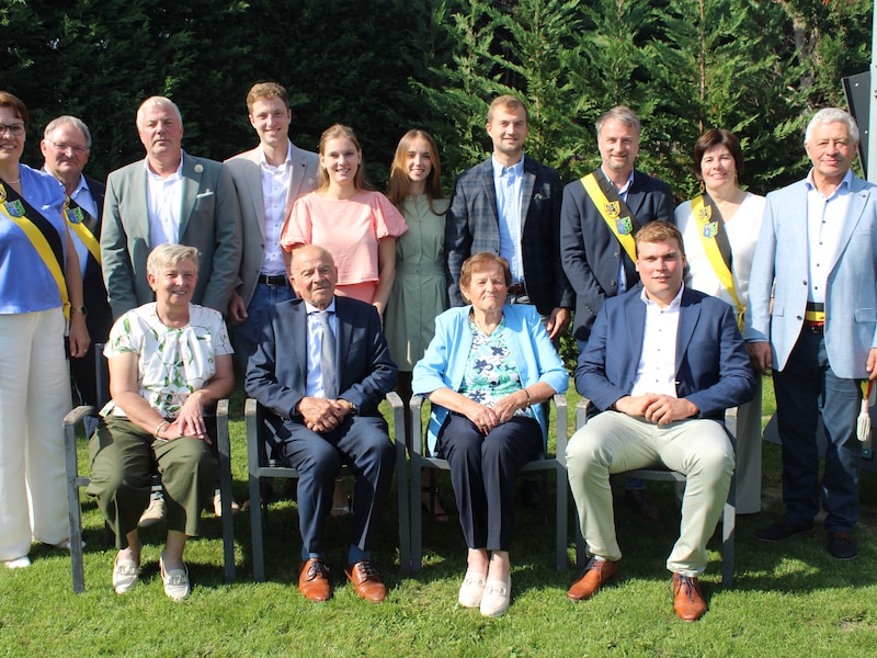 Paul en Erna vierden hun diamanten huwelijksverjaardag samen met hun kinderen, kleinkinderen en de leden van het gemeentebestuur.