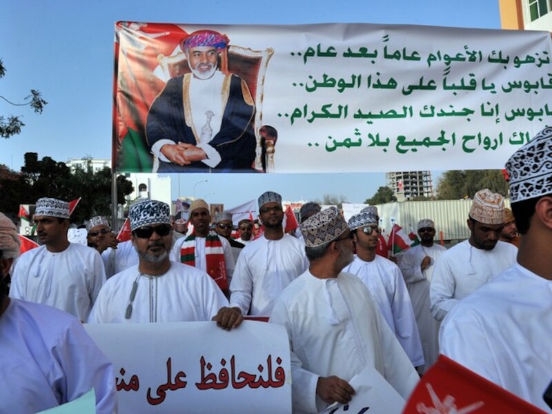 Sultan Qaboos herschikt zijn regering in een poging om de volksopstand te drukken.