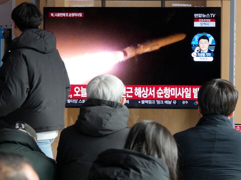 Een TV-scherm toont een beeld van de raketlancering van Noord-Korea tijdens een nieuwsuitzending op het treinstation van Seoul in Seoul, Zuid-Korea, zondag 28 januari 2024. 