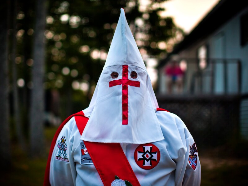 Een lid van de KKK in Virginia in 2011.