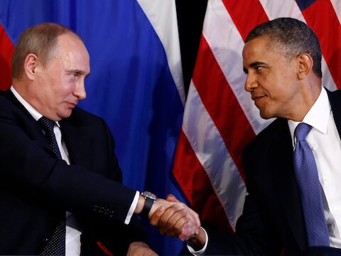 De Amerikaanse president Barack Obama schudt het hand van Vladimir Poetin.