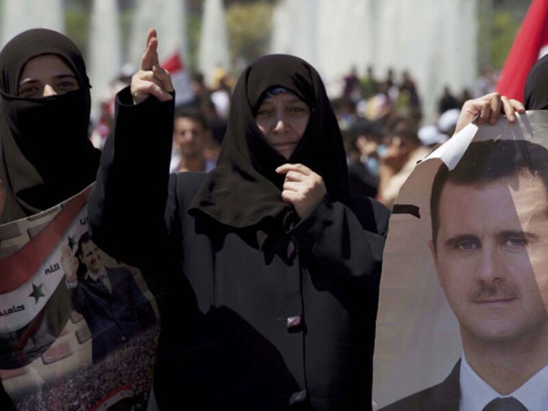 Vrouwen betuigen hun steun aan president al-Assad.