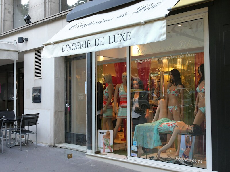 De prinses kocht deze Parijse exclusieve lingeriewinkel bijna leeg. De rekeningen bleven wel onbetaald.