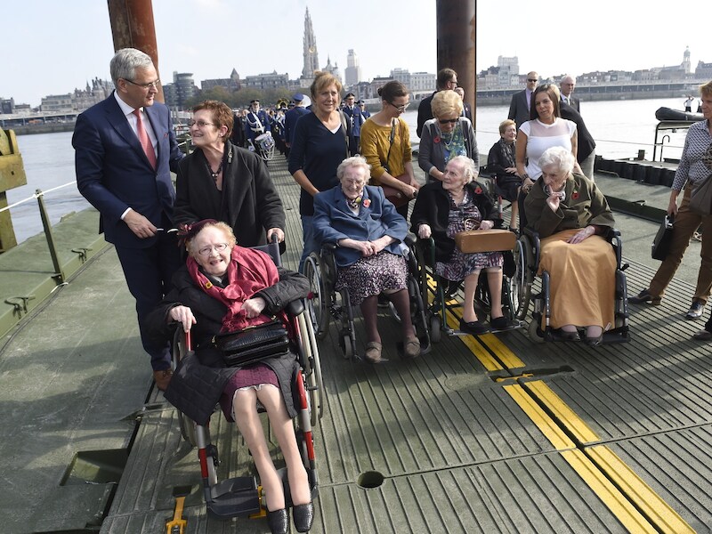 Josée wordt in haar rolstoel over de Vredesbrug geduwd, samen met nog enkele andere 100-jarigen. "Dat ik dit nog mag meemaken, is uniek."
