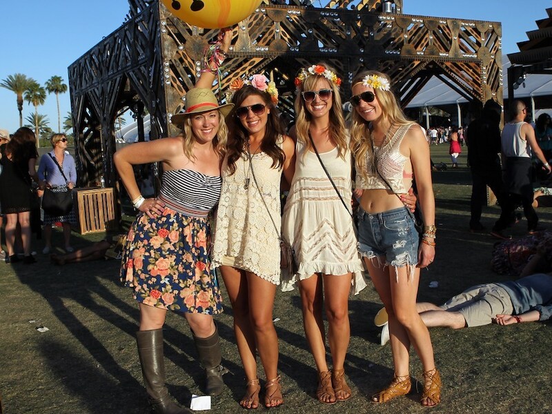 De ideale festivaloutfit combineert hippie met hotpants.