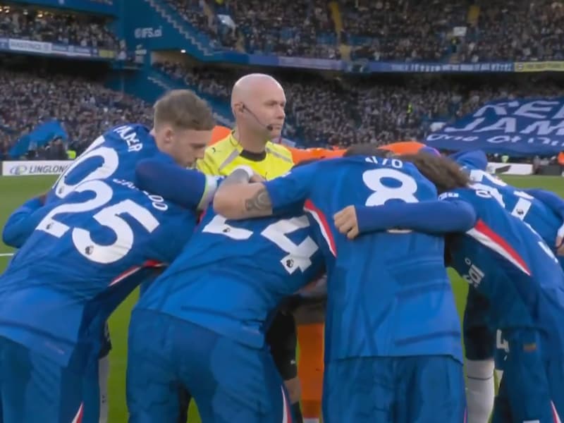 Hét beeld van de dag: wat deed de scheidsrechter in het midden van de Chelsea-cirkel vlak voor de aftrap?