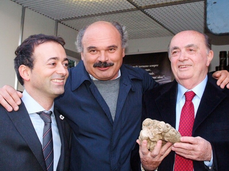 Burgemeester Andrea Pierotti (rechts) houdt de truffel stevig vast.