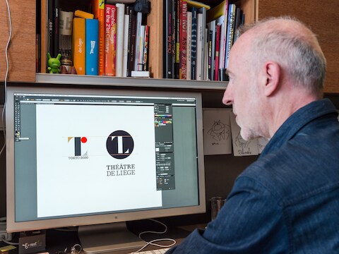 De Belgische ontwerper Olivier Debie vergelijkt de ontwerpen.