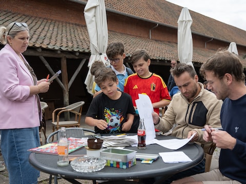 Panini-stickers ruilen in café De Koophandel.