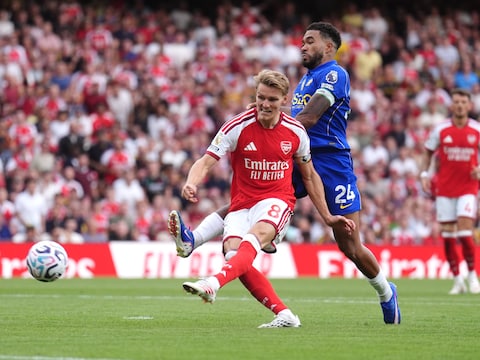 Arsenal wint met 2-1 van Chelsea, kapitein Ødegaard is matchwinnaar