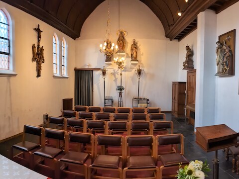 Wegens werken aan de sacristie en de elektriciteit van de kapel zijn de vieringen daar tijdelijk opgeschort.
