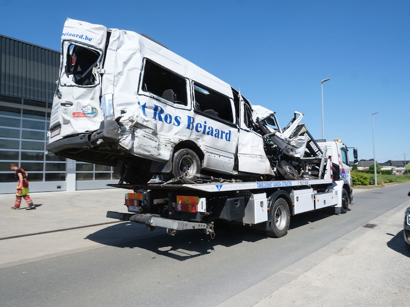 De bus waarin twee kinderen, een begeleidster en de chauffeur met 20 jaar ervaring omkwamen. 