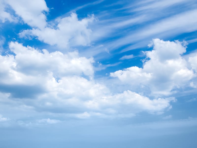 Mix van opklaringen en wolken in Evergem in de avond